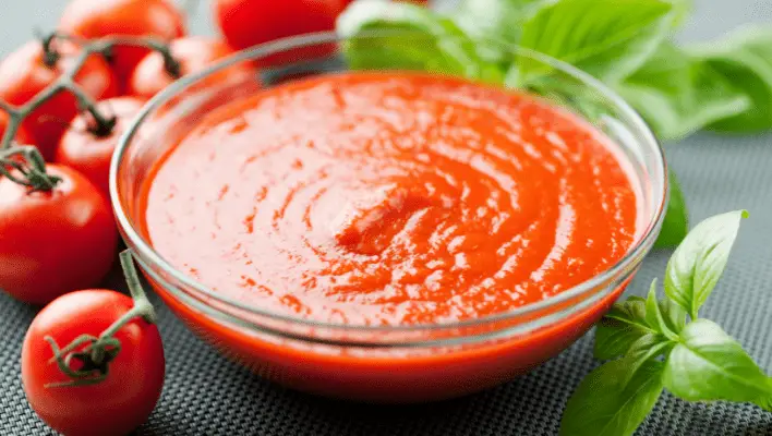 Homemade tomato purée 